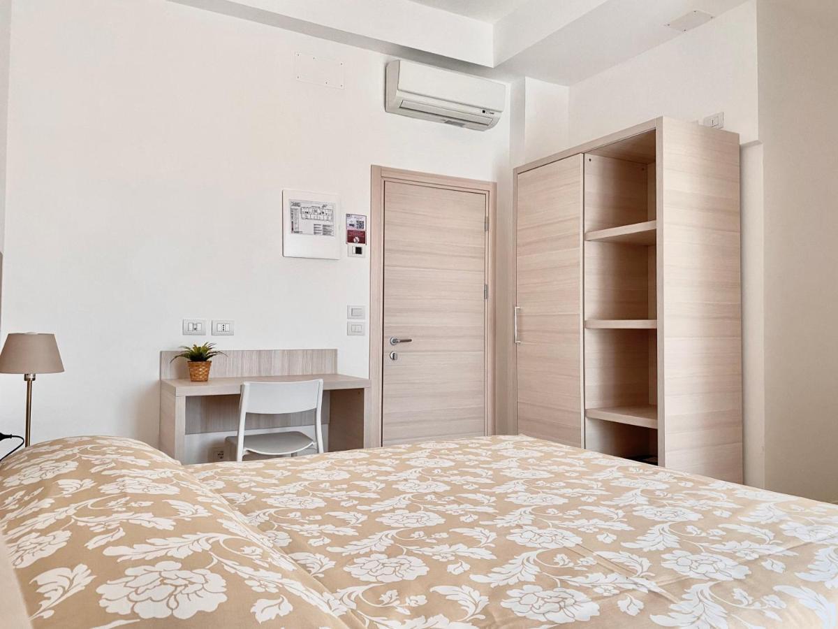 Santa Barbara Hotel & Apartments Белларія-Іджеа-Марина Екстер'єр фото