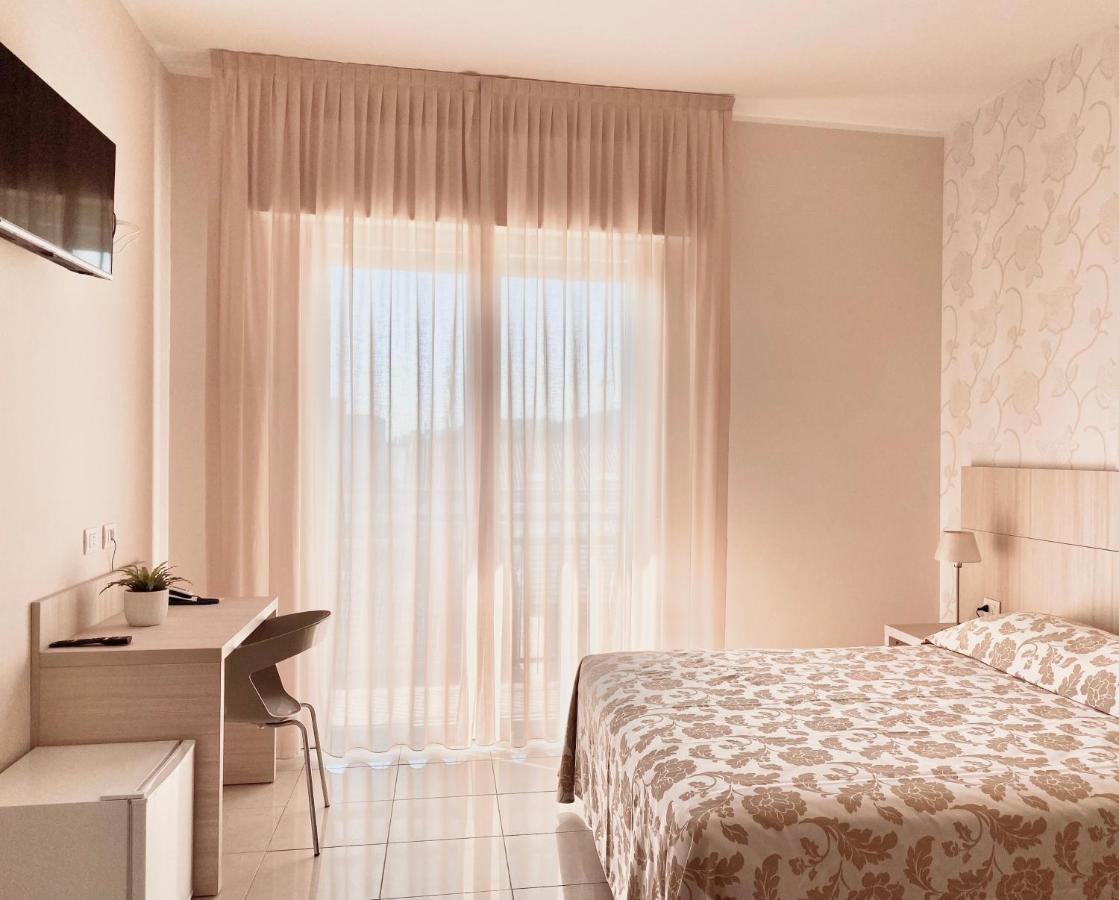 Santa Barbara Hotel & Apartments Белларія-Іджеа-Марина Екстер'єр фото